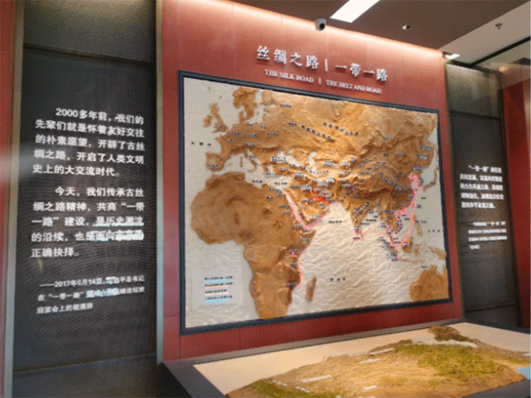 宣絨布加極窄型材展板，亞克力立體字