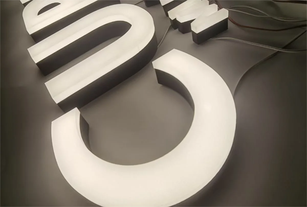 如何挑選合適自己店鋪招牌發(fā)光字