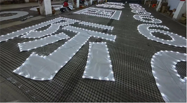 大樓外墻掛網(wǎng)發(fā)光字